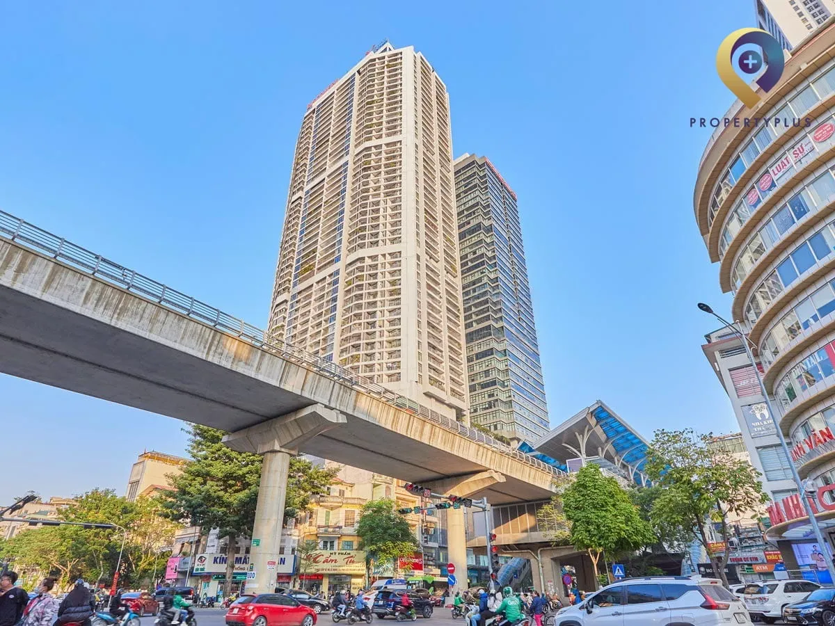Tòa nhà Discovery Complex nhìn từ mặt đường Cầu Giấy